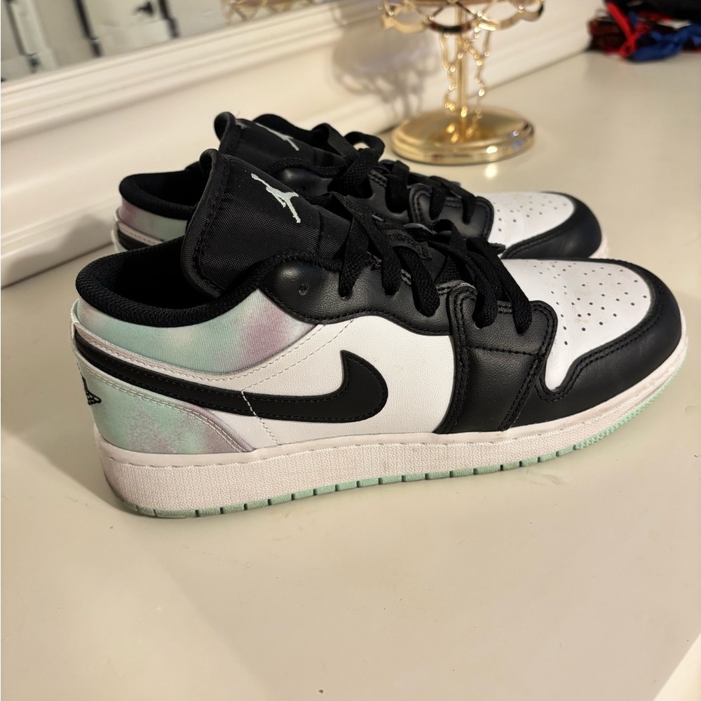 Nike Black and White Sneakers with Iridescent Detail